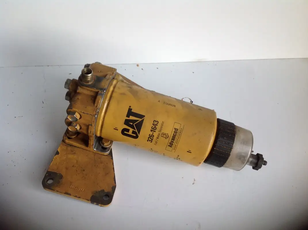 CATERPILLAR FUEL FILTER HOUSING 1779778 USED - Picture 2