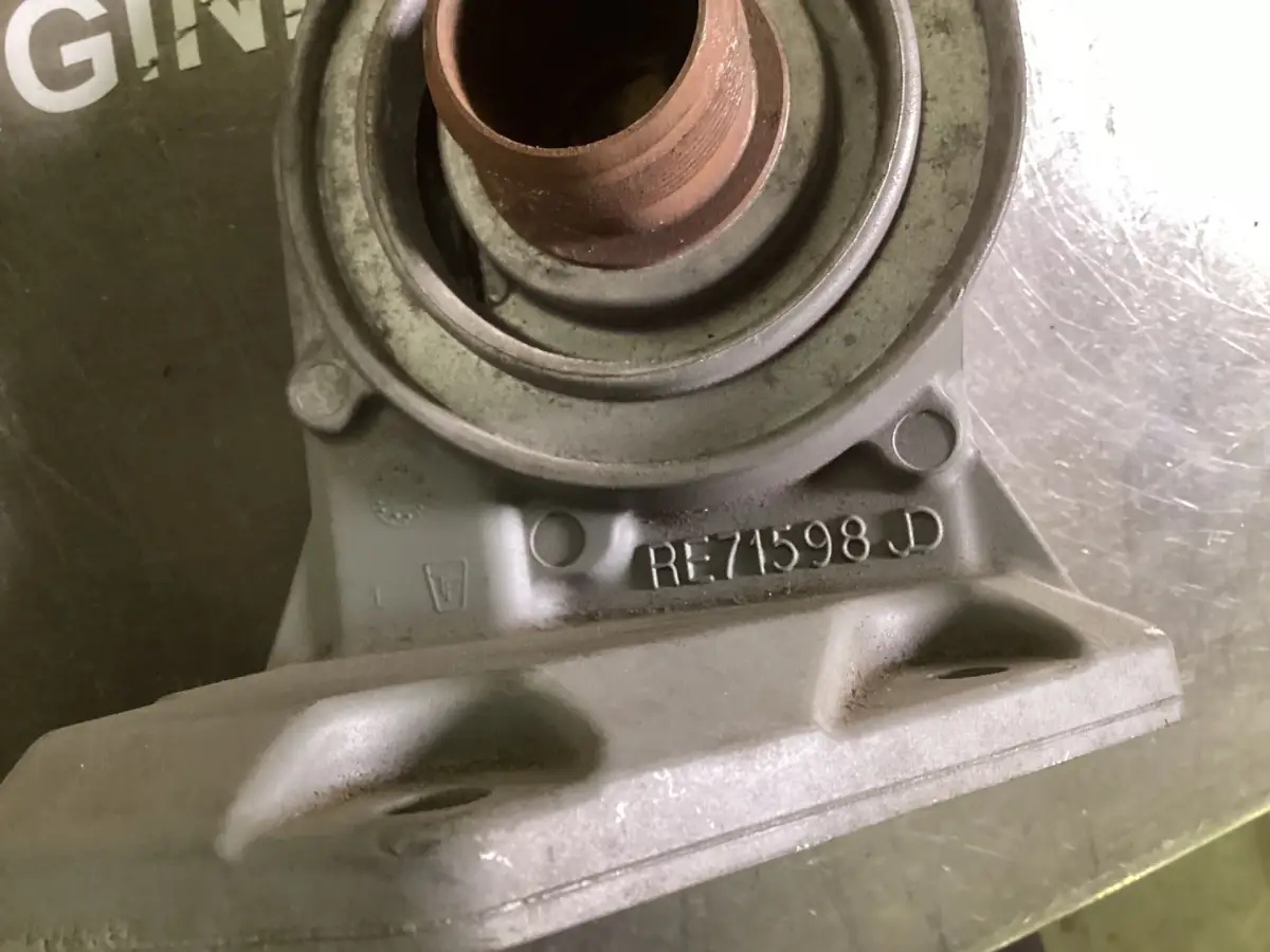 JOHN DEERE JD 6.8L FILTERGEHAEUSE RE71598 GEBRAUCHT – Bild 2