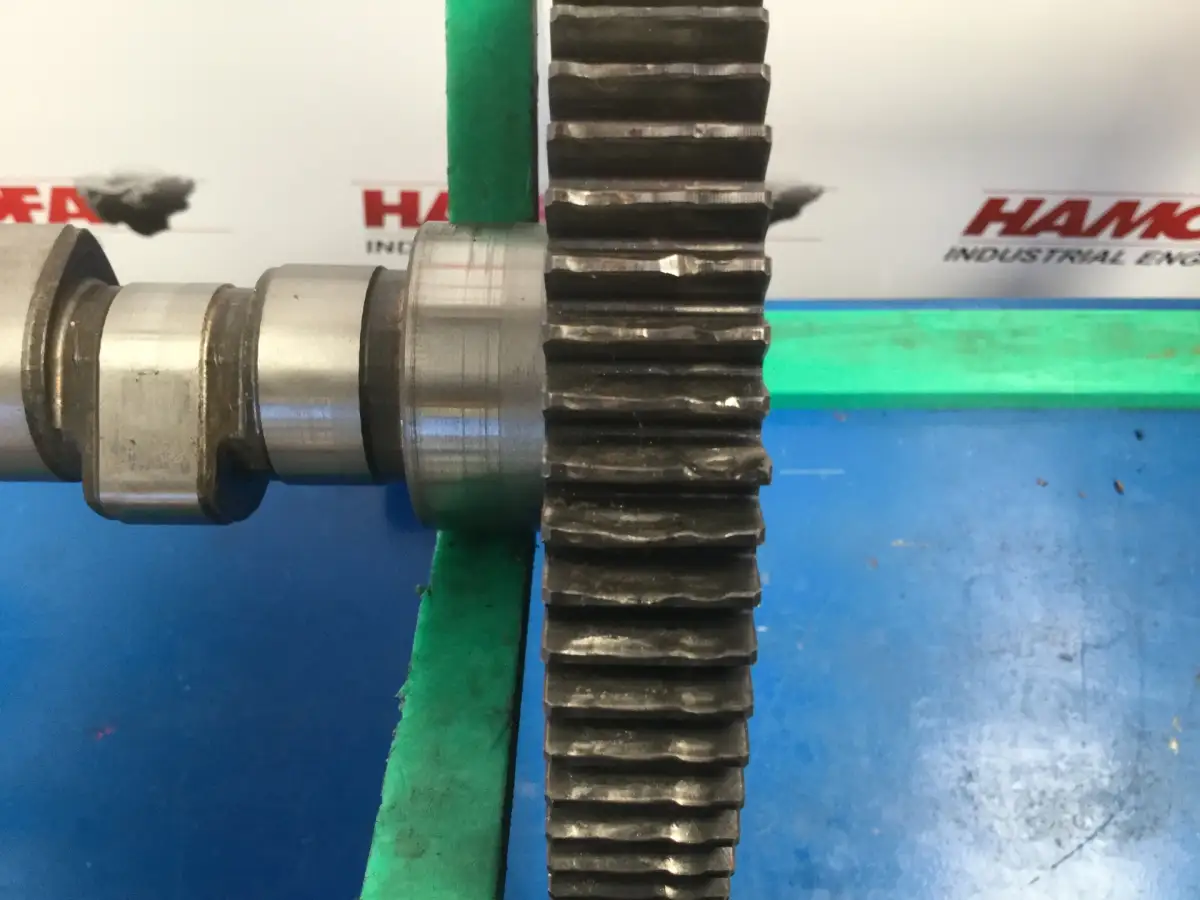 USED DEUTZ CAMSHAFT 04251271 - Picture 2