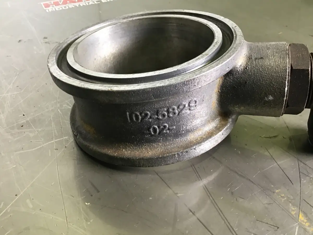 ADAPTADOR DE FILTRO DE ACEITE CATERPILLAR 1025829 USADO - Imagen 2