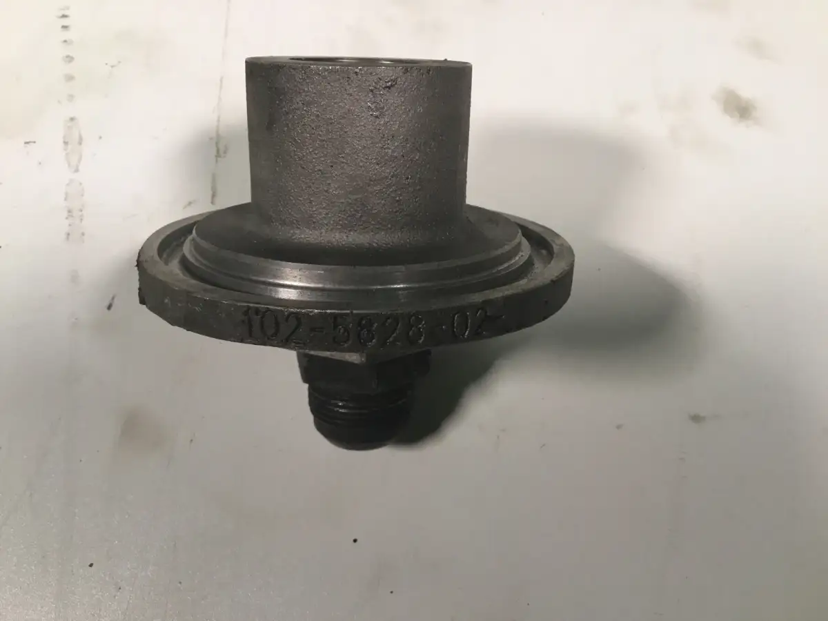 ADAPTADOR DE FILTRO DE ACEITE CATERPILLAR 1025828 USADO - Imagen 2