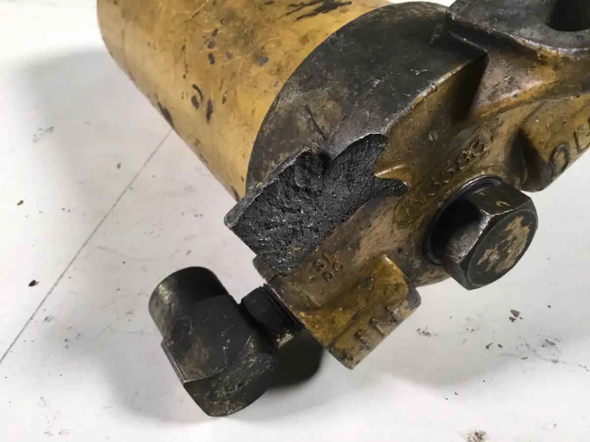 CATERPILLAR CARCASA DE FILTRO DE COMBUSTIBLE 1N3583 USADA - Imagen 2