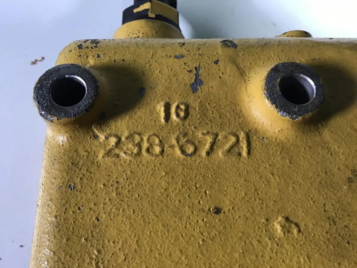 CARCASA DEL TERMOSTATO CATERPILLAR 2386721 USADA - Imagen 2