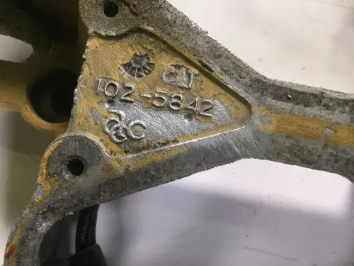 CATERPILLAR INTERMEDIATE VALVE COVER 1025842 USED - Thumb image 2
