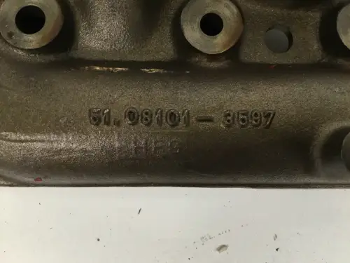 MAN UITLAAT MANIFOLD 51081010685 GEBRUIKT - Miniatuur afbeelding 2
