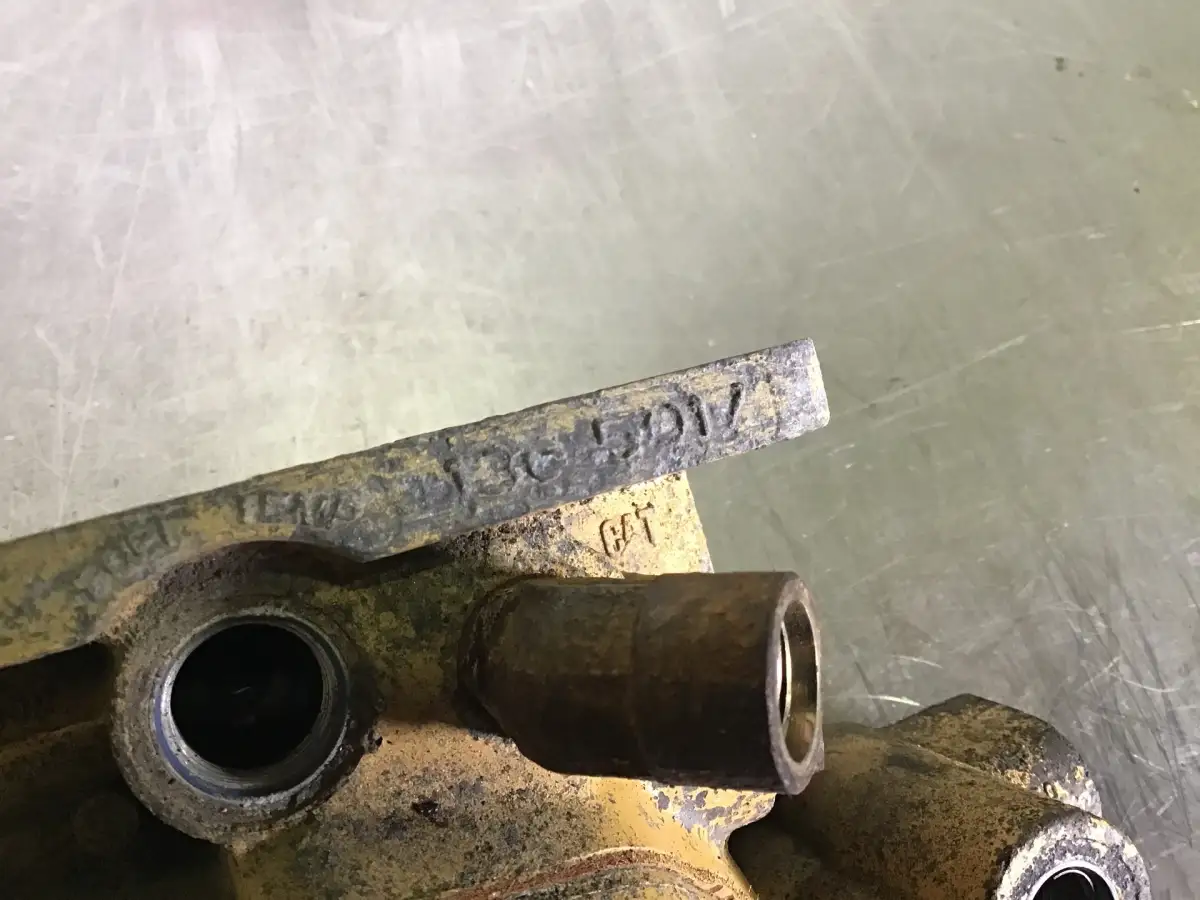 CATERPILLAR FUEL FILTER HOUSING 1365017 USED - Picture 2