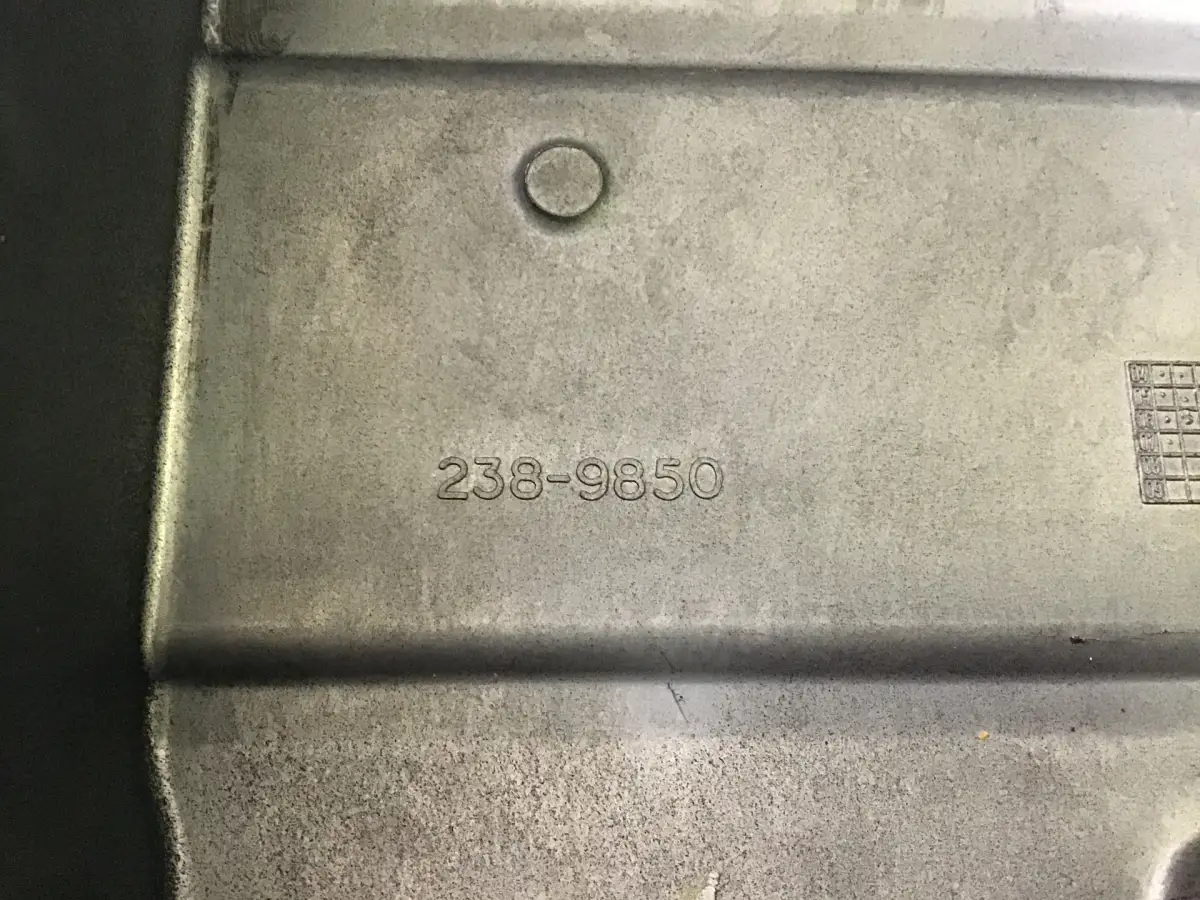 CUBIERTA DE ROCKER CATERPILLAR 2389850 USADA - Imagen 2