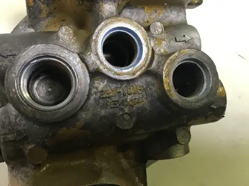 CATERPILLAR FUEL FILTER HOUSING 2371915 USED - Thumb image 2