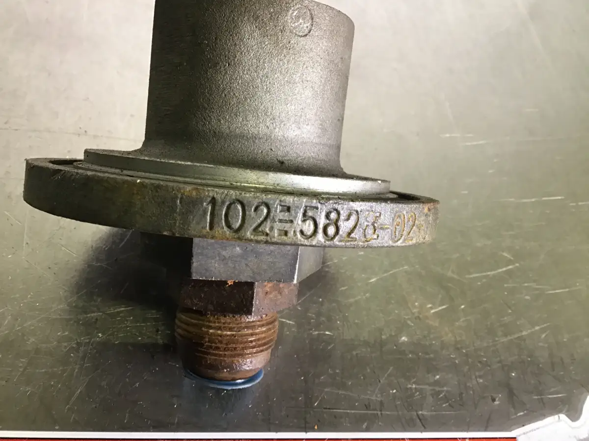 ADAPTADOR DE FILTRO DE ACEITE CATERPILLAR 1025828 USADO - Imagen 2