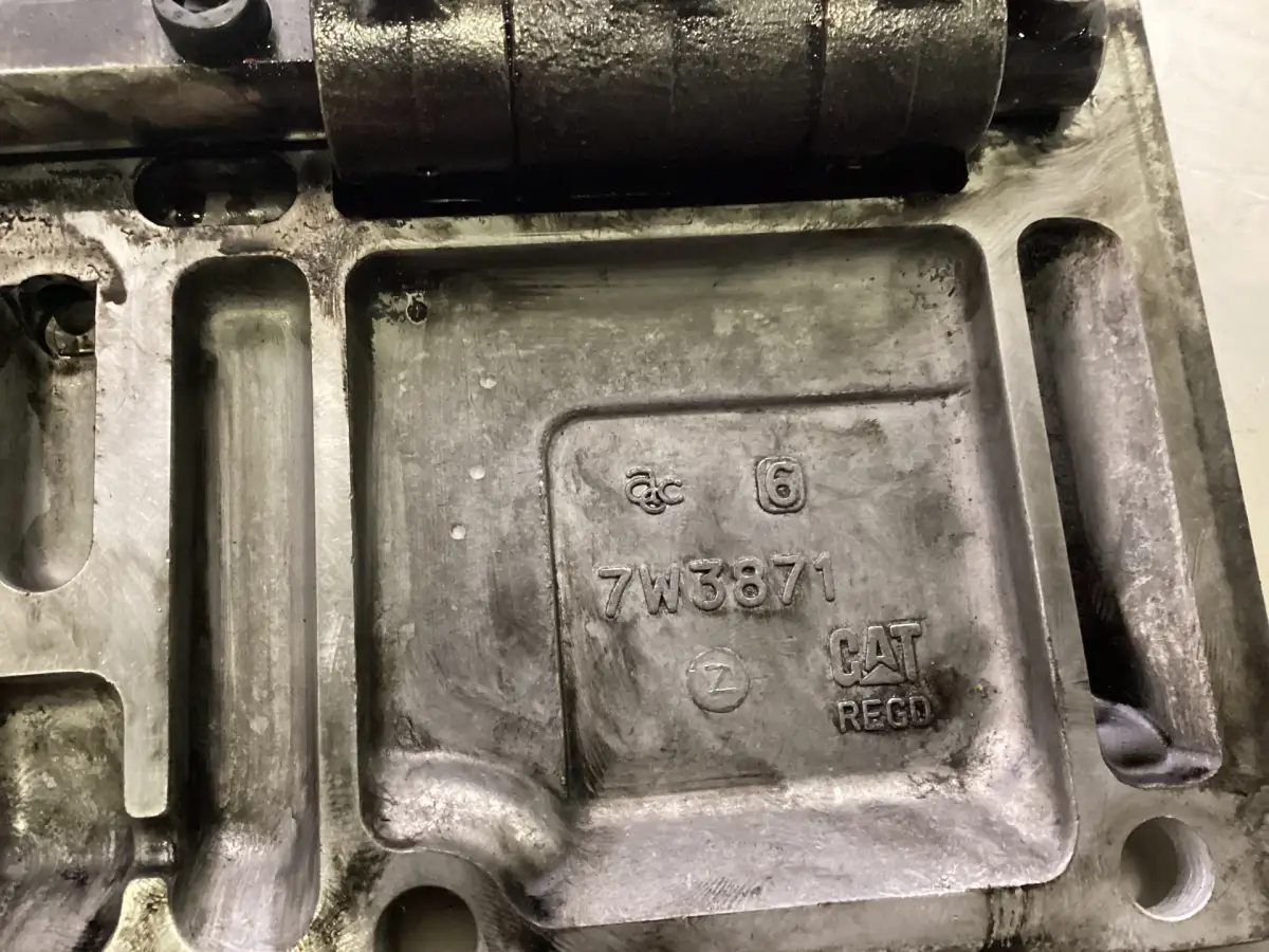 CATERPILLAR VALVE COVER 7W3871 USED - Picture 2