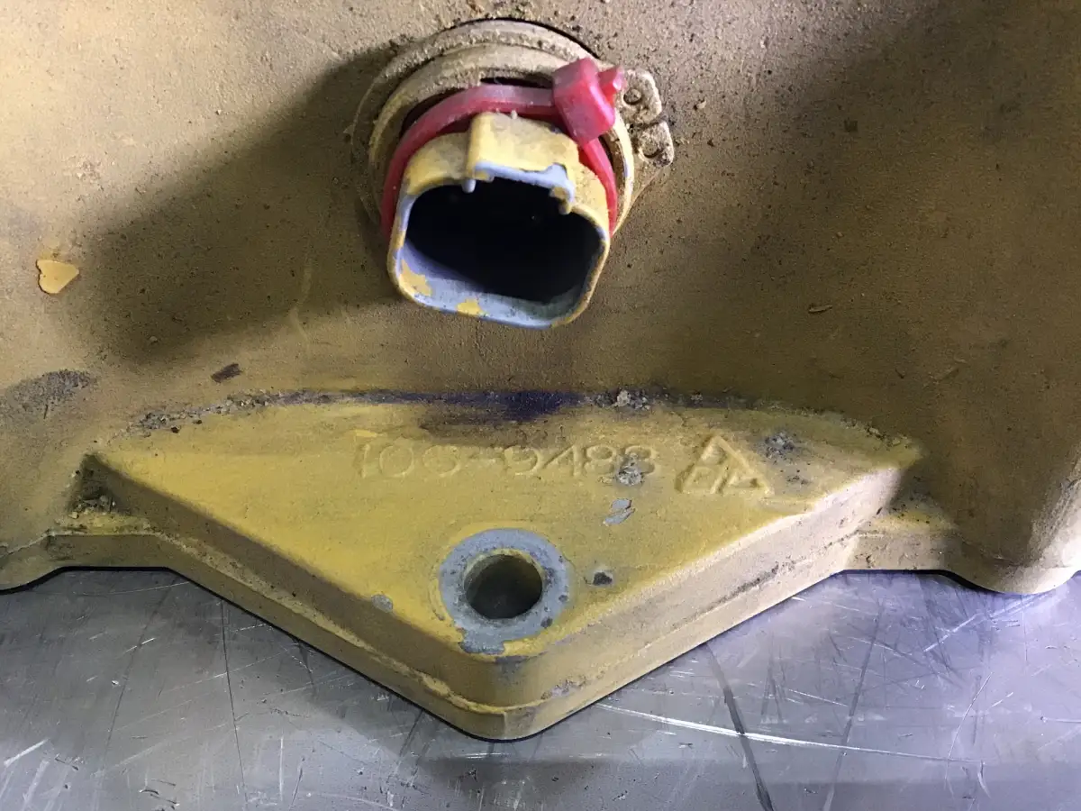 CATERPILLAR INTERMEDIATE VALVE COVER 1069488 USED - Picture 2