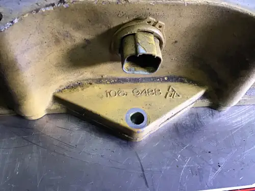 CATERPILLAR INTERMEDIATE VALVE COVER 1069488 USED - Thumb image 2