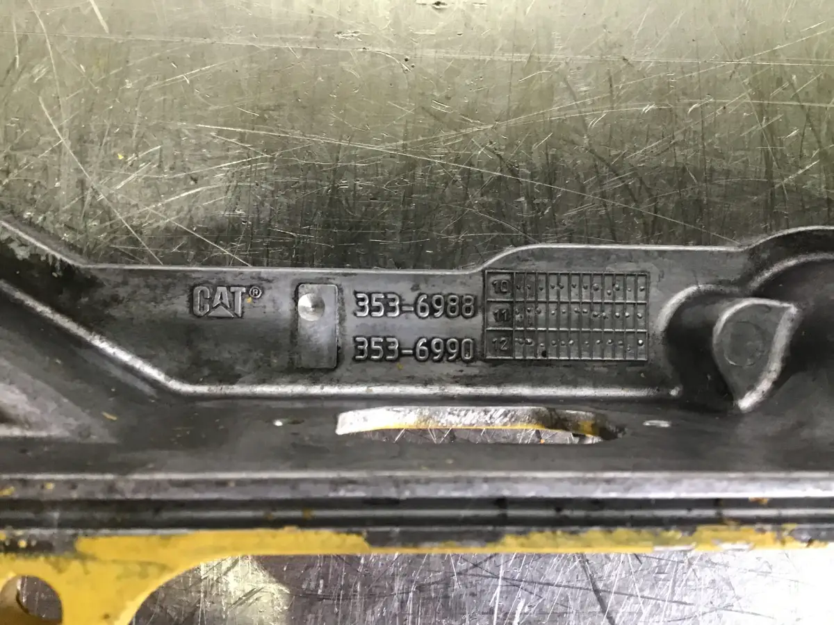 CATERPILLAR INTERMEDIATE VALVE COVER 3536988 USED - Picture 2