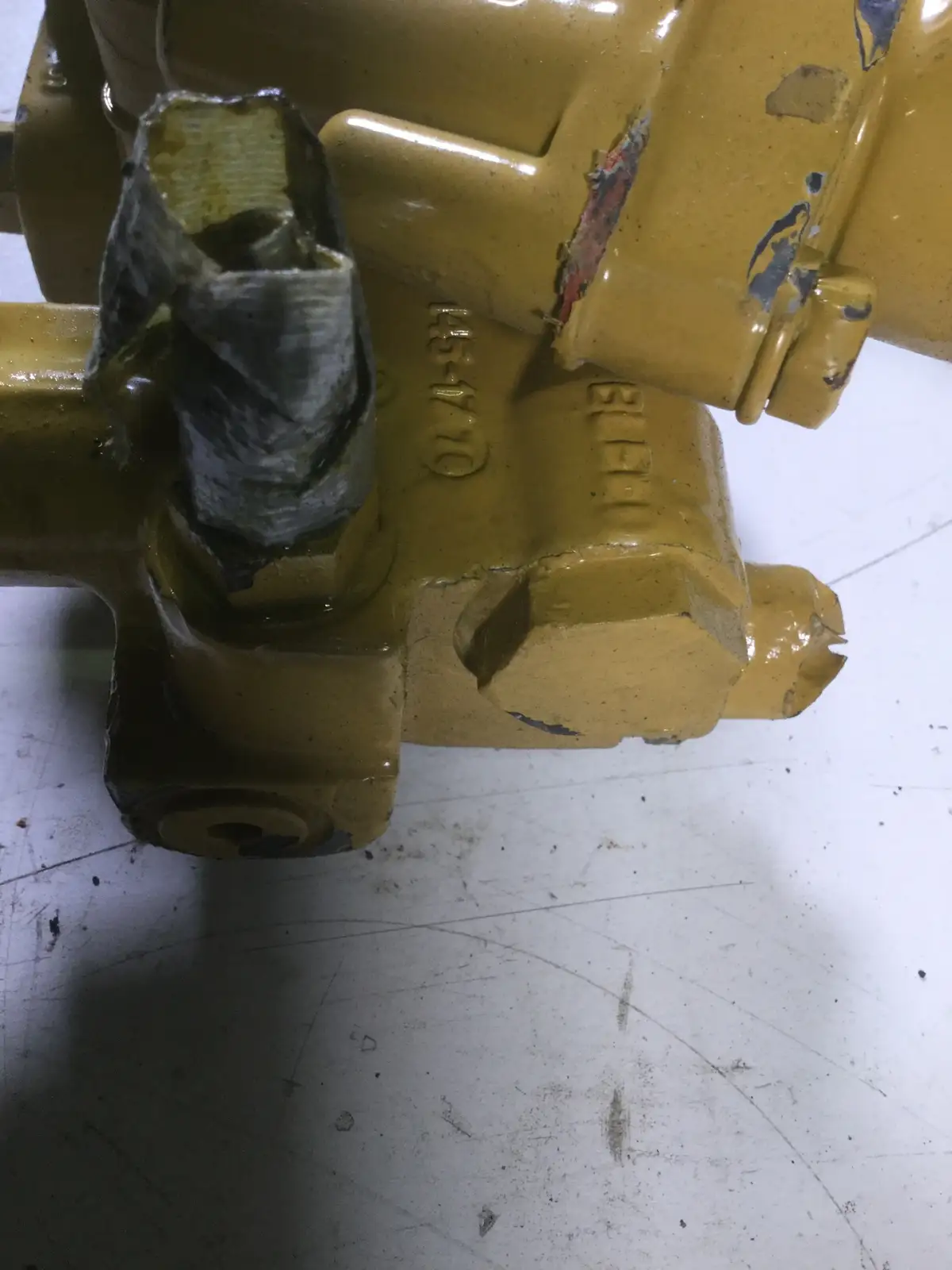 CATERPILLAR FUEL FILTER HOUSING 1451770 USED - Picture 2