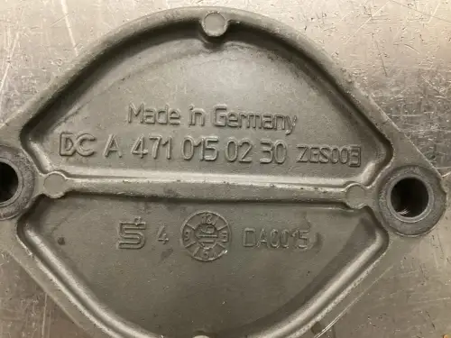 PLAQUE DE COUVERTURE MERCEDES A4710150230 UTILISÉE - Miniature 2