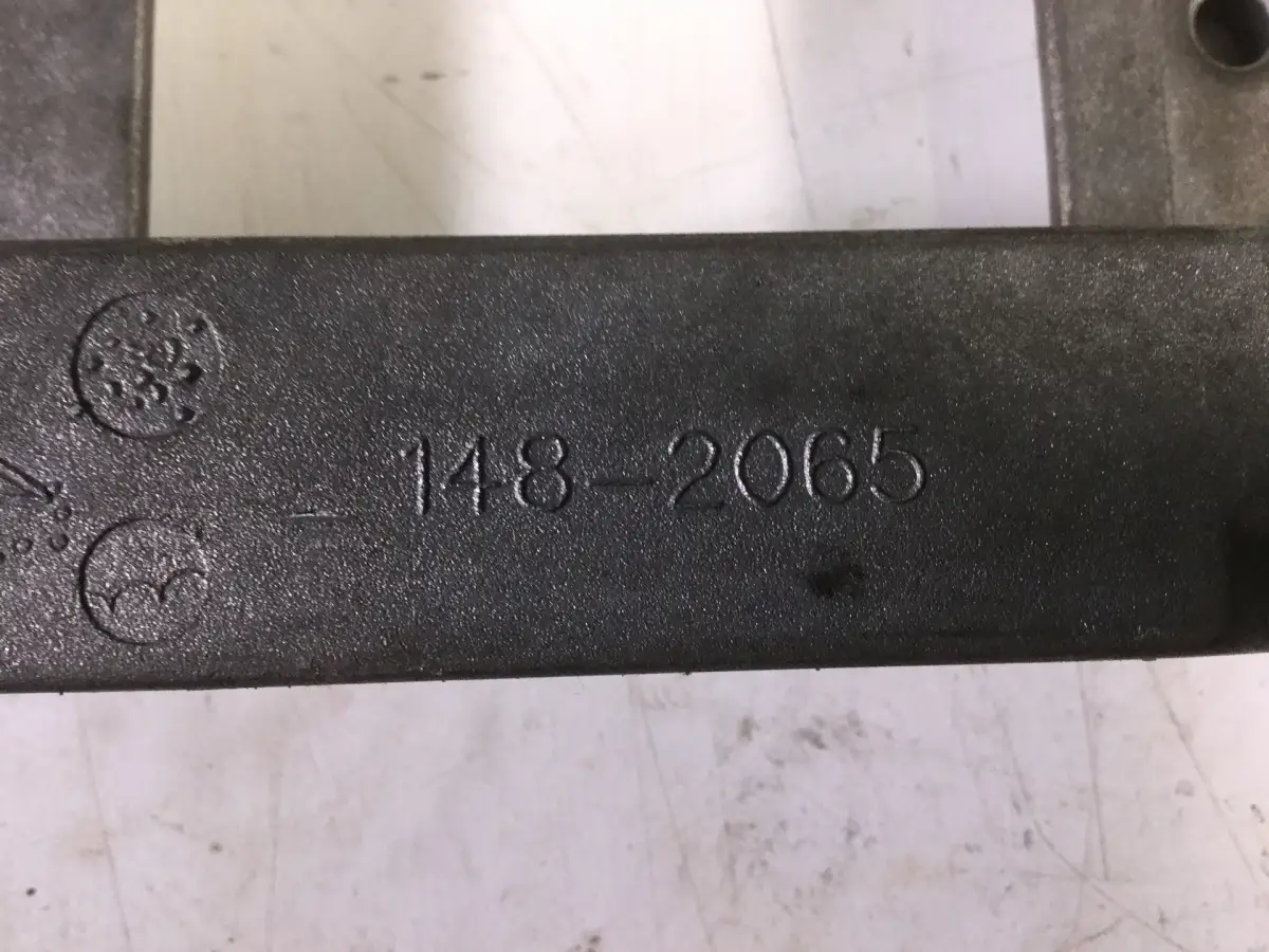 SOPORTE CATERPILLAR 1482065 USADO - Imagen 2