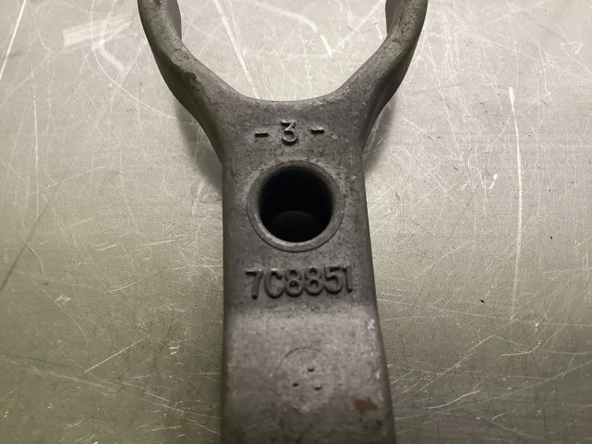 CLIP D'INJECTEUR CATERPILLAR 7C8851 UTILISÉ - Image 2