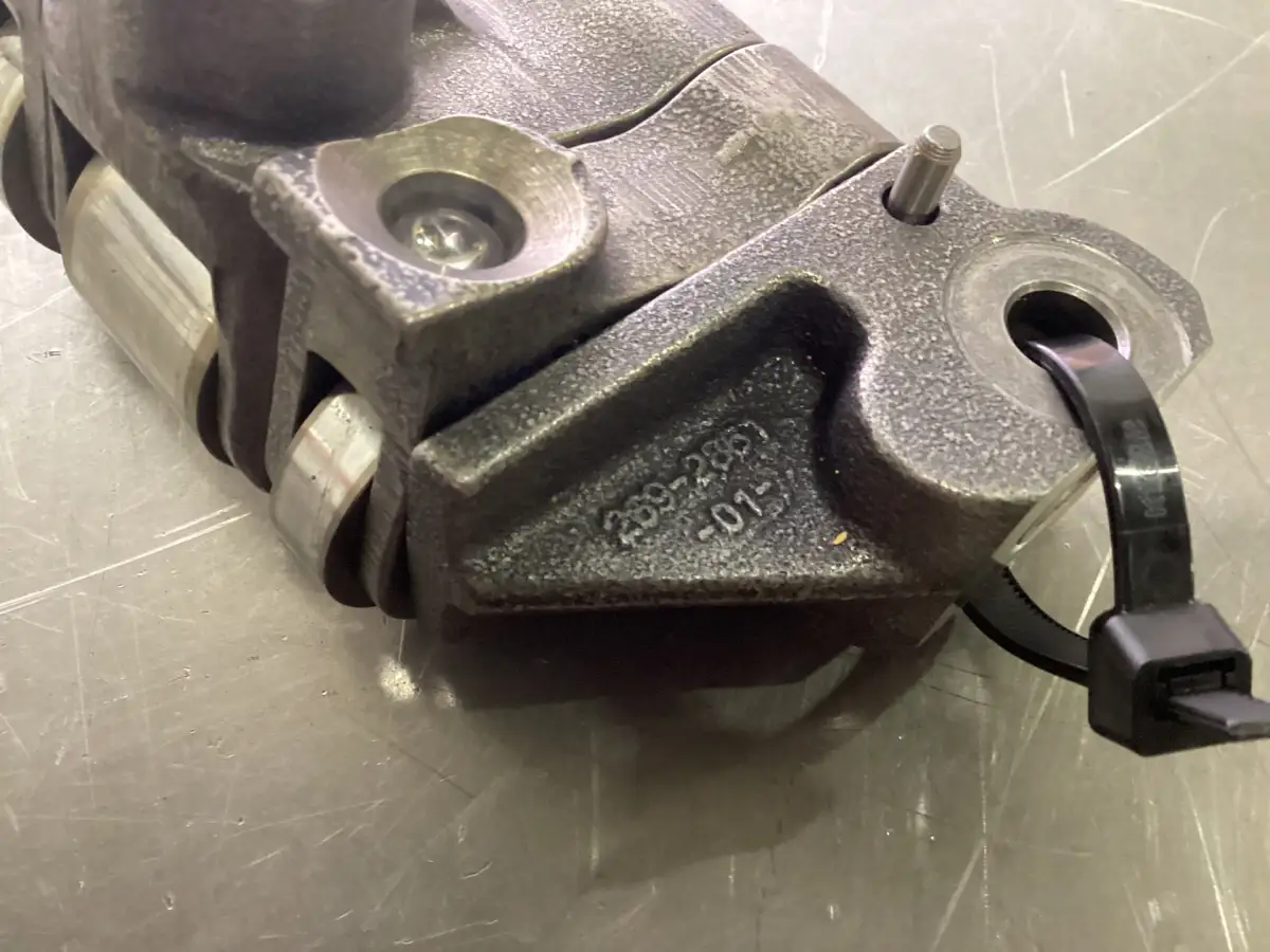 CATERPILLAR ROCKER SHAFT, BOTTOM, COMPL. ASSY. 2374376 USED - Picture 4