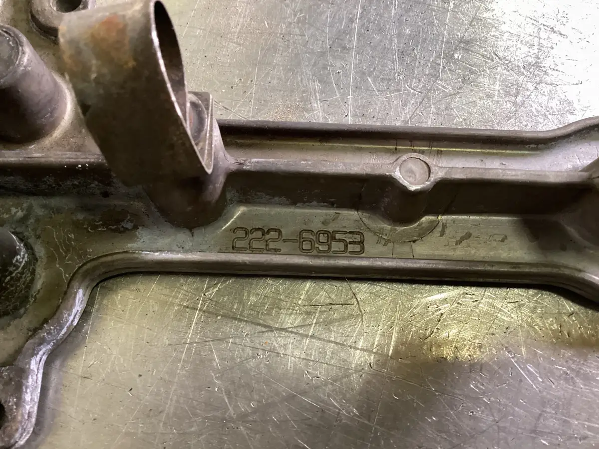 CATERPILLAR INTERMEDIATE VALVE COVER 2226953 USED - Picture 2