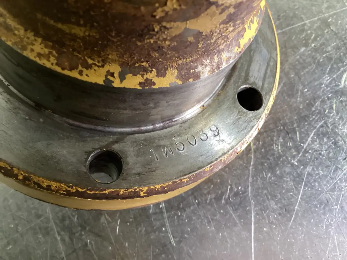 CATERPILLAR SOPORTE DE VENTILADOR 1295618 USADO - Imagen 4