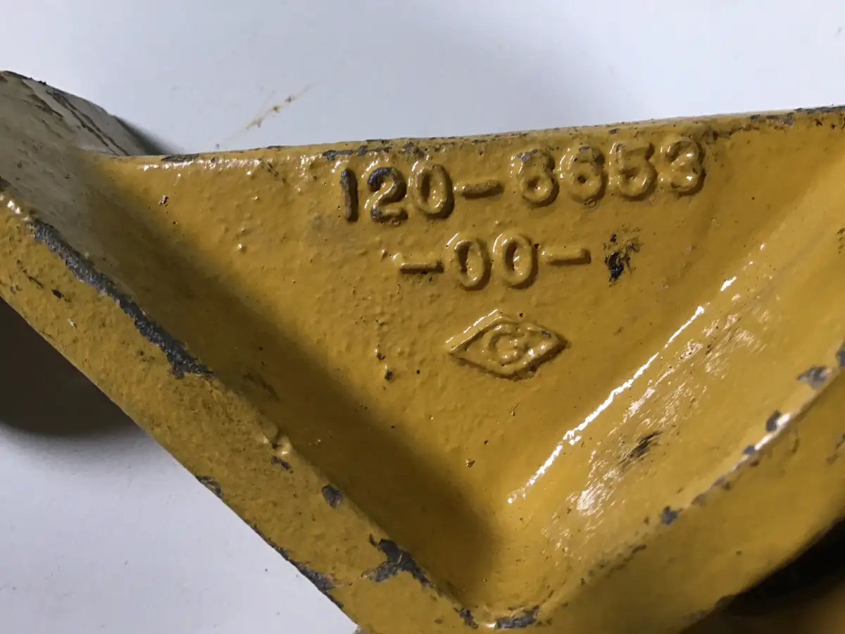 CATERPILLAR IDLER BRACKET 1206653 USED - Picture 2