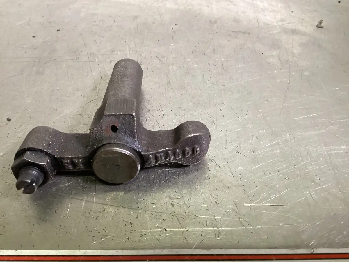 CATERPILLAR TAPPET BRIDGE WITH GUIDE PIN, EXHAUST 4N5611 USED - Picture 2