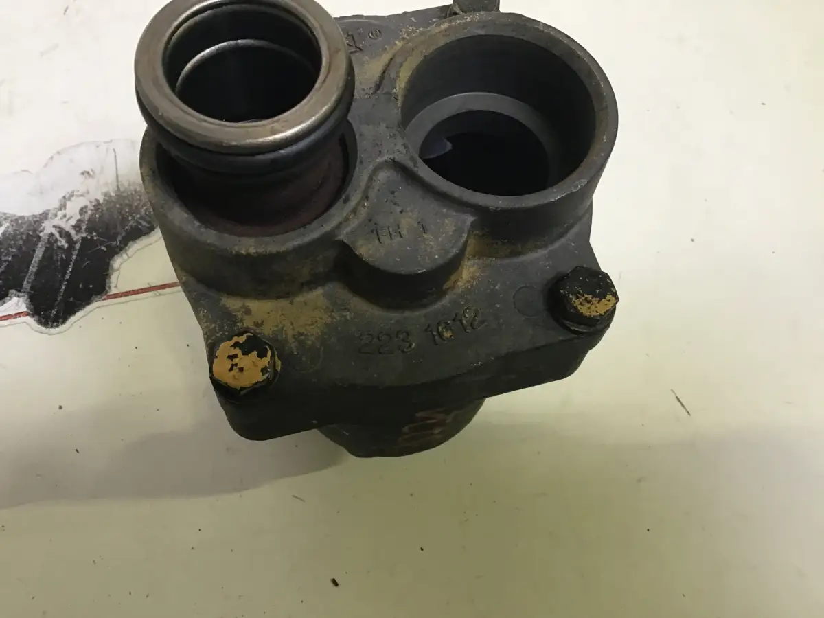 USED CATERPILLAR OIL PUMP 2335220 - Picture 2