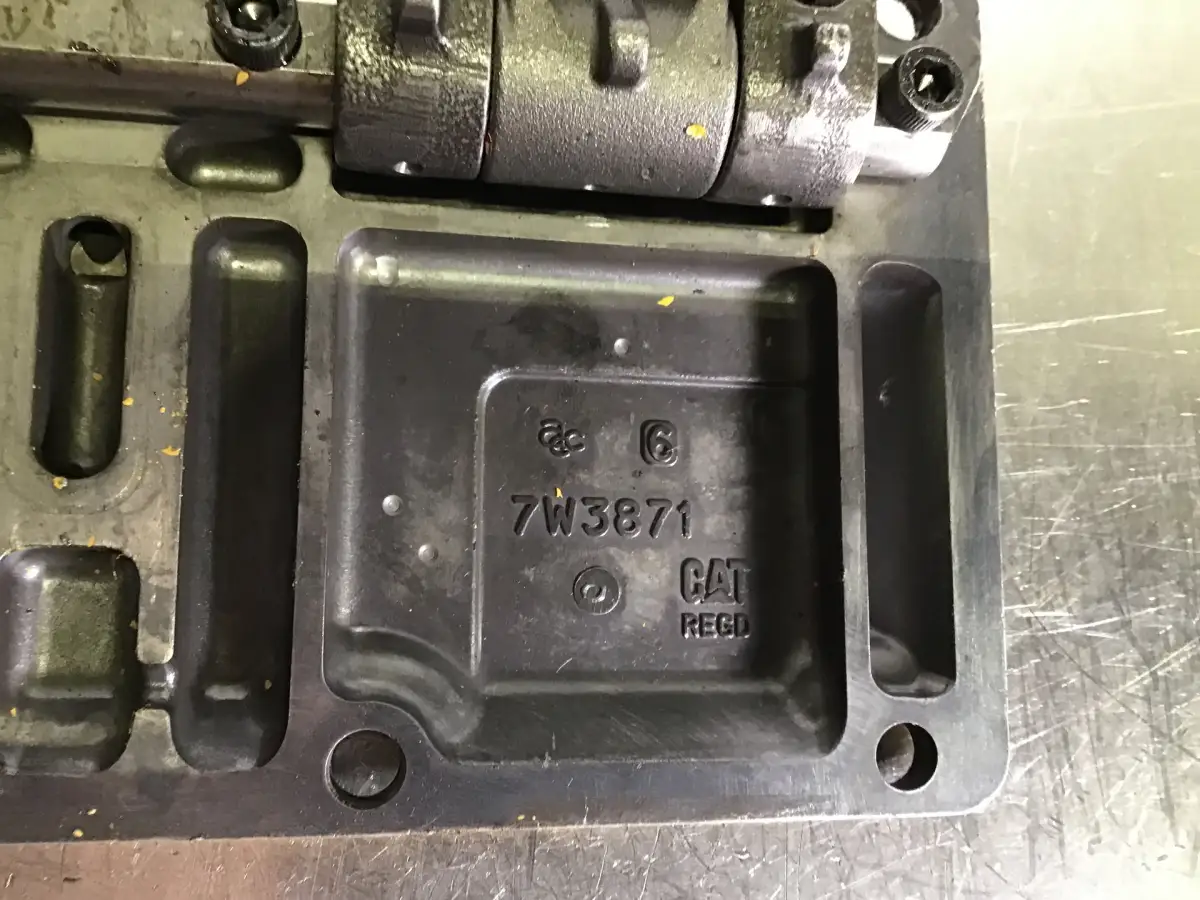 CATERPILLAR VALVE COVER 7W3871 USED - Picture 2