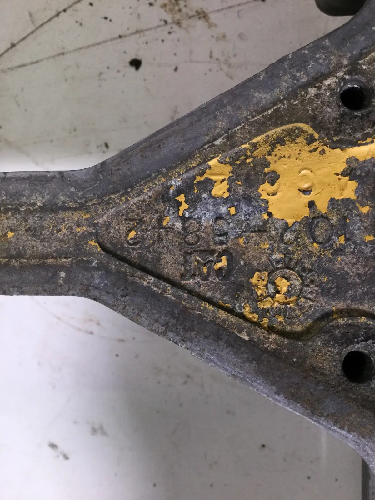CATERPILLAR INTERMEDIATE VALVE COVER 1025842 USED - Picture 2
