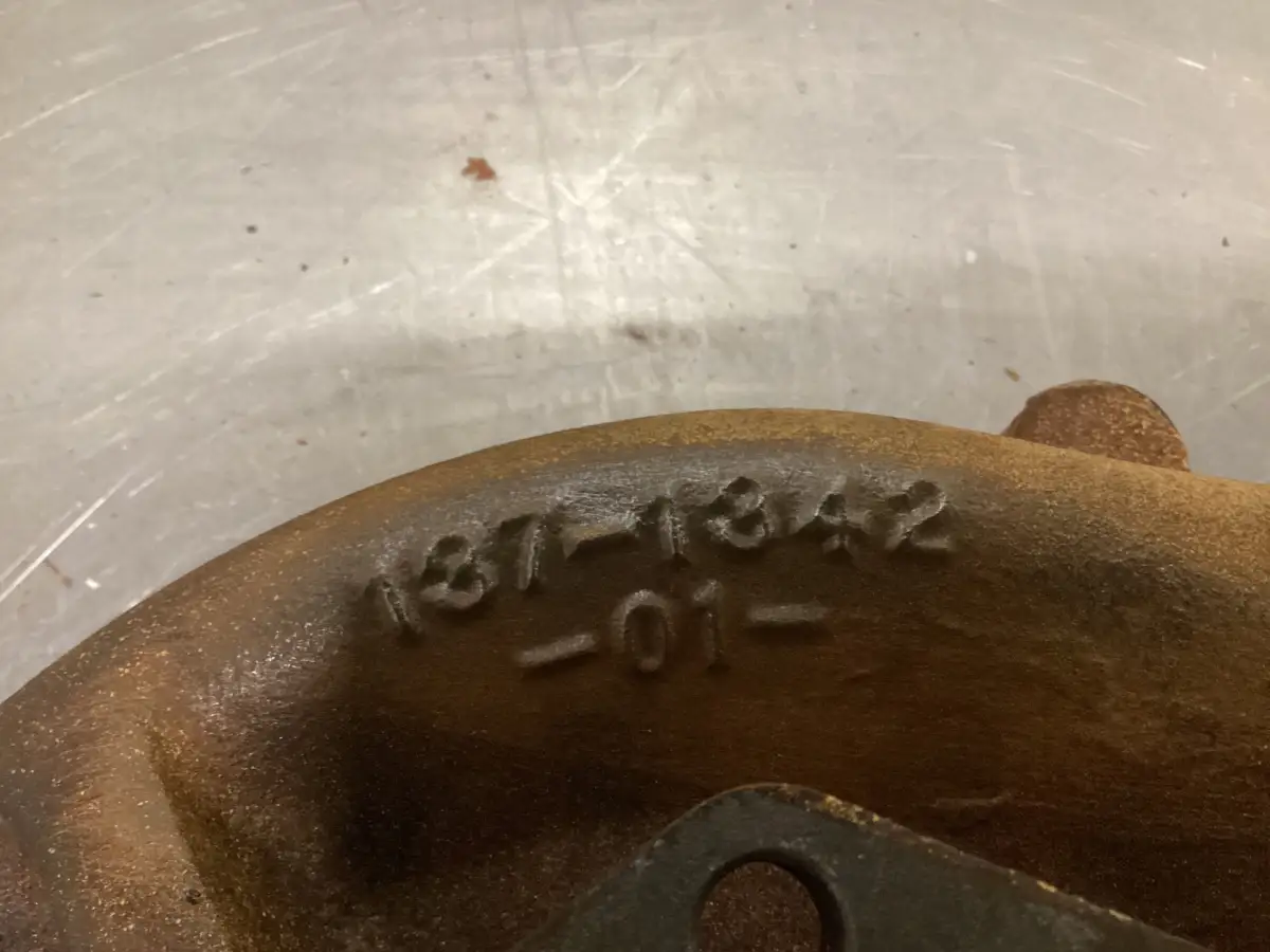 CATERPILLAR WATER PUMP HOUSING 1371342 USED - Picture 3