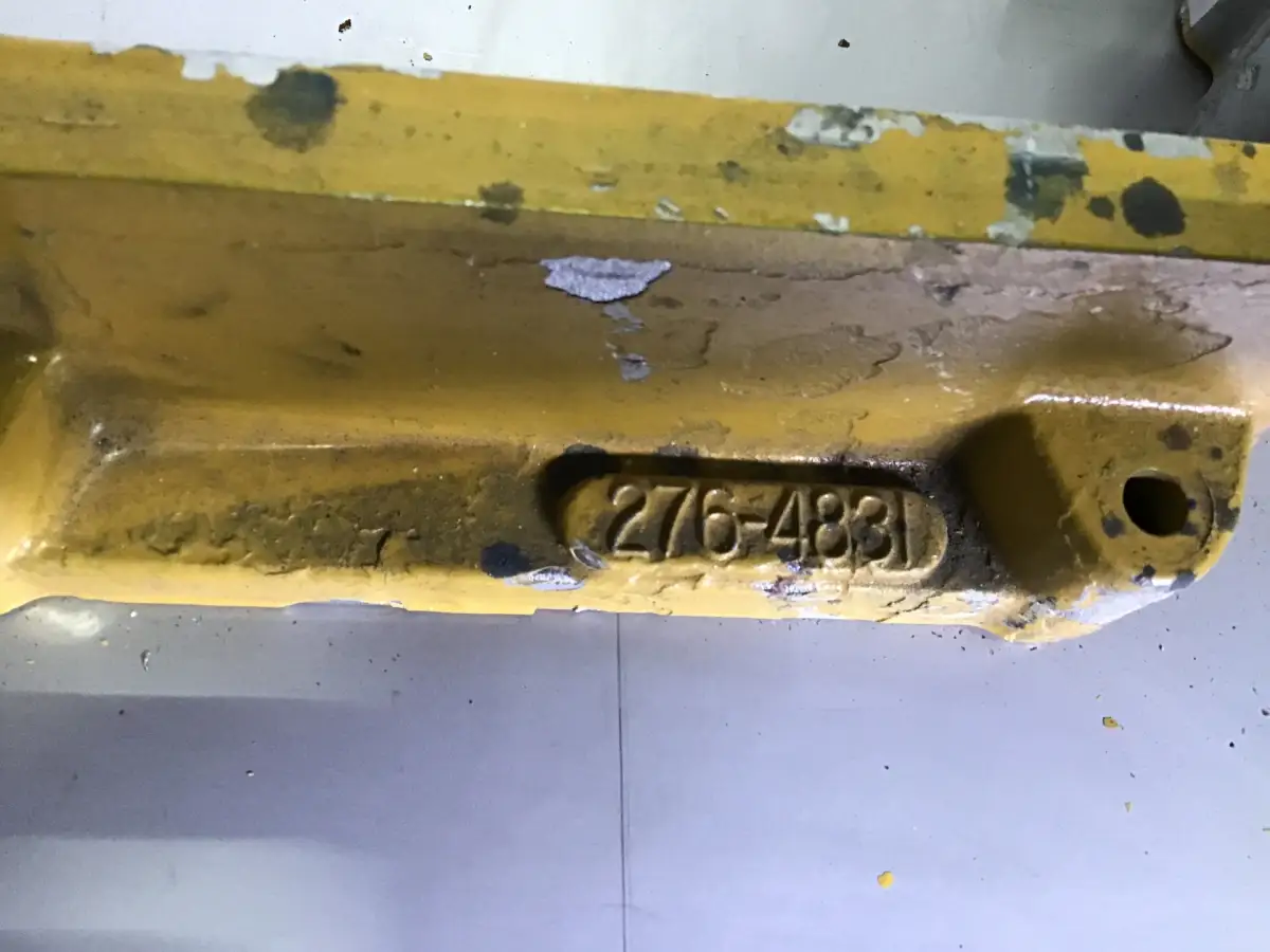 CATERPILLAR PIEZA INTERMEDIA DE TAPA 2764831 USADA - Imagen 2