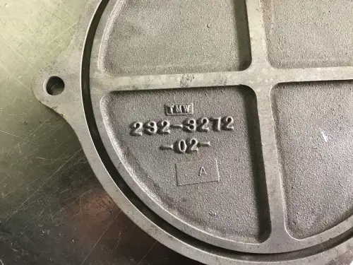 PLACA DE CUBIERTA DE MOTOR CATERPILLAR 2323272 USADA - Imagen miniatura 2