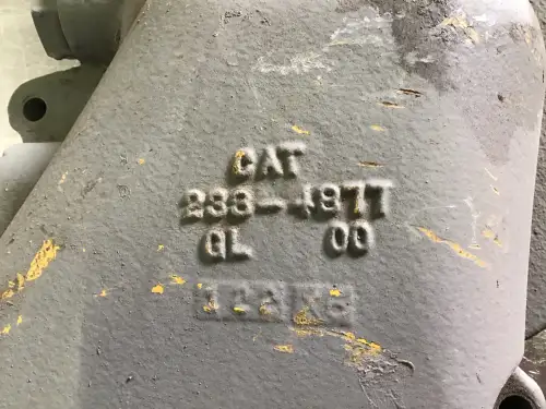 СОЕДИНИТЕЛЬ ВОДЯНОГО НАСОСА CATERPILLAR 2334877 Б/У - Миниатюра 2
