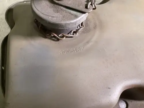 CUMMINS CUM NT855 COUVERCLE DE SOUPAPE 3006187 UTILISÉ - Miniature 2