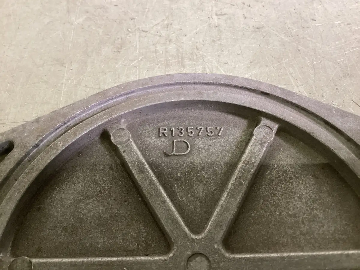 JOHN DEERE JD 6.8L ABDECKPLATE R135757 GEBRAUCHT – Bild 2
