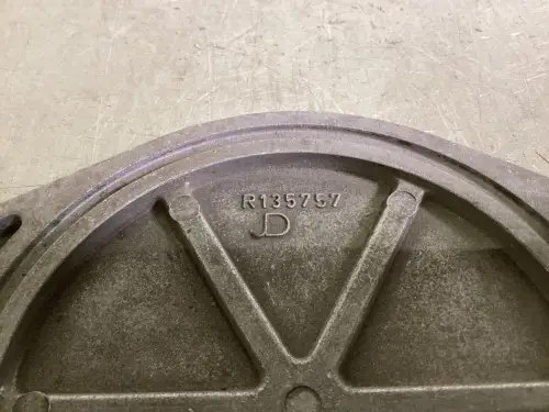 JOHN DEERE JD 6.8L PLACA DE CUBIERTA R135757 USADA - Imagen miniatura 2