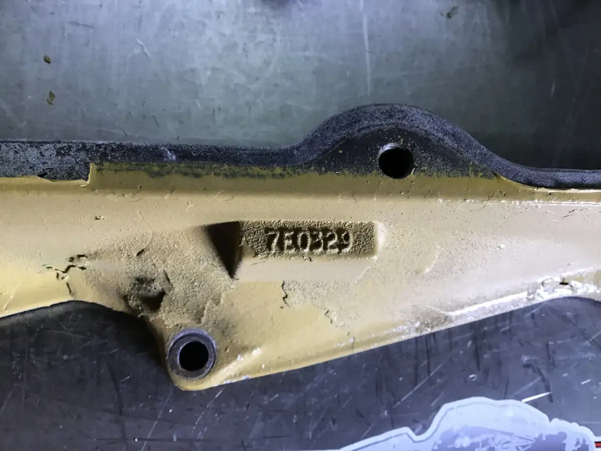 CATERPILLAR INTERMEDIATE VALVE COVER 7E0329 USED - Picture 2