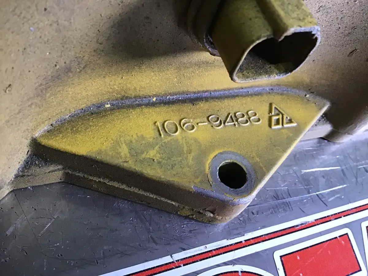 CATERPILLAR INTERMEDIATE VALVE COVER 1069488 USED - Picture 2