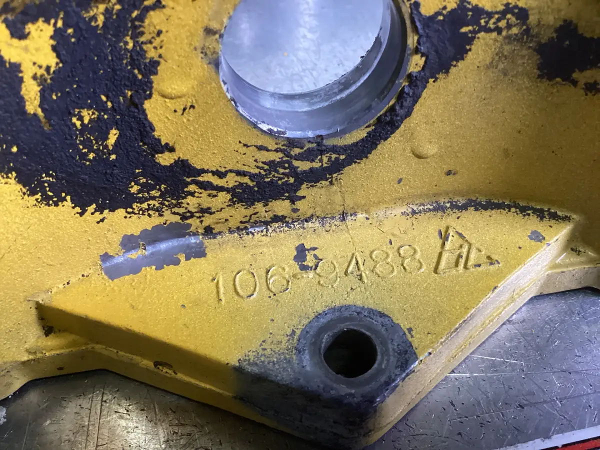 CATERPILLAR INTERMEDIATE VALVE COVER 1069488 USED - Picture 2