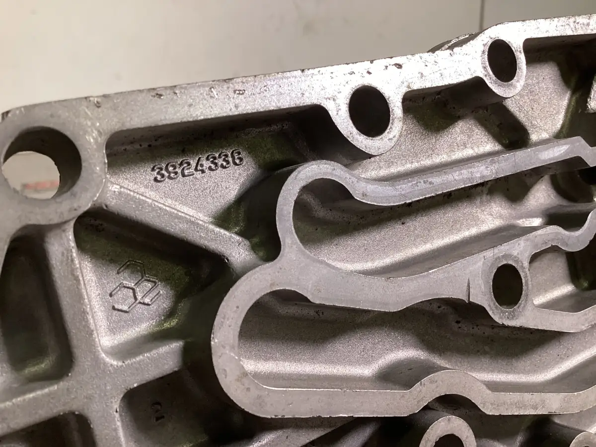 TAPA DE VÁLVULA CUMMINS 3924338 USADA - Imagen 2