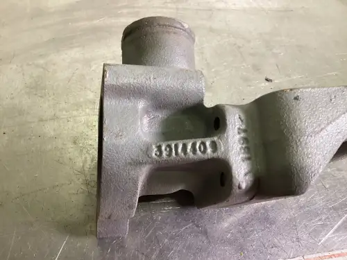 CUMMINS CUBIERTA DEL TERMOSTATO 3914409 USADA - Imagen miniatura 2
