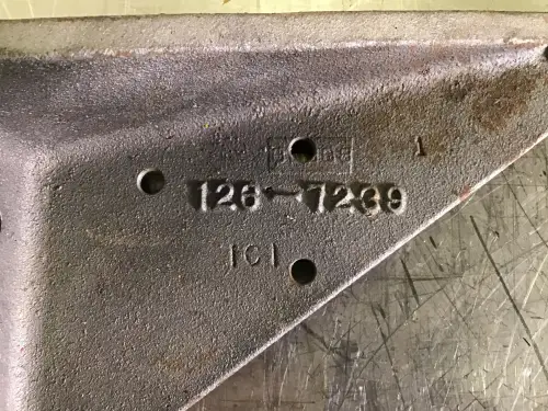 SOPORTE DE ALTERNADOR CATERPILLAR 1267239 USADO - Imagen miniatura 2