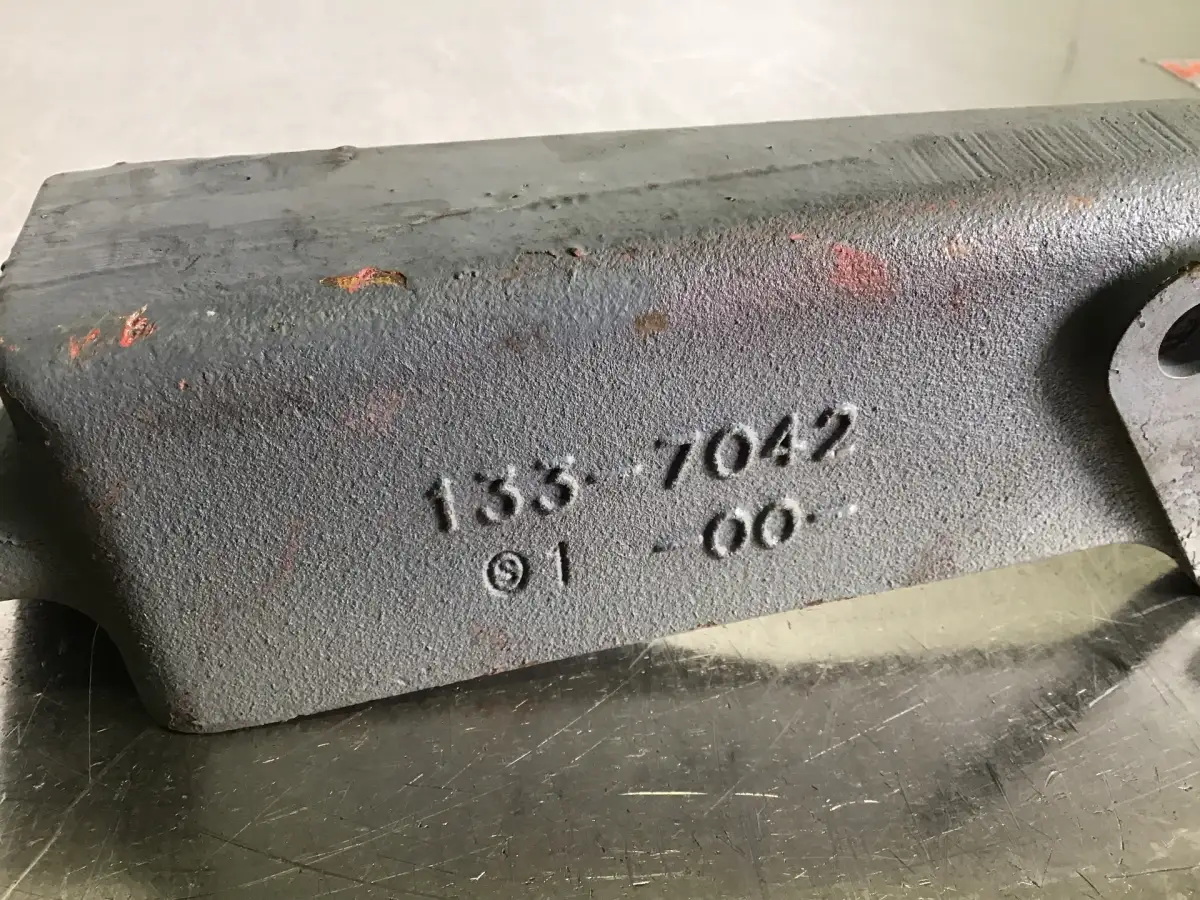 SOPORTE CATERPILLAR 1337042 USADO - Imagen 2