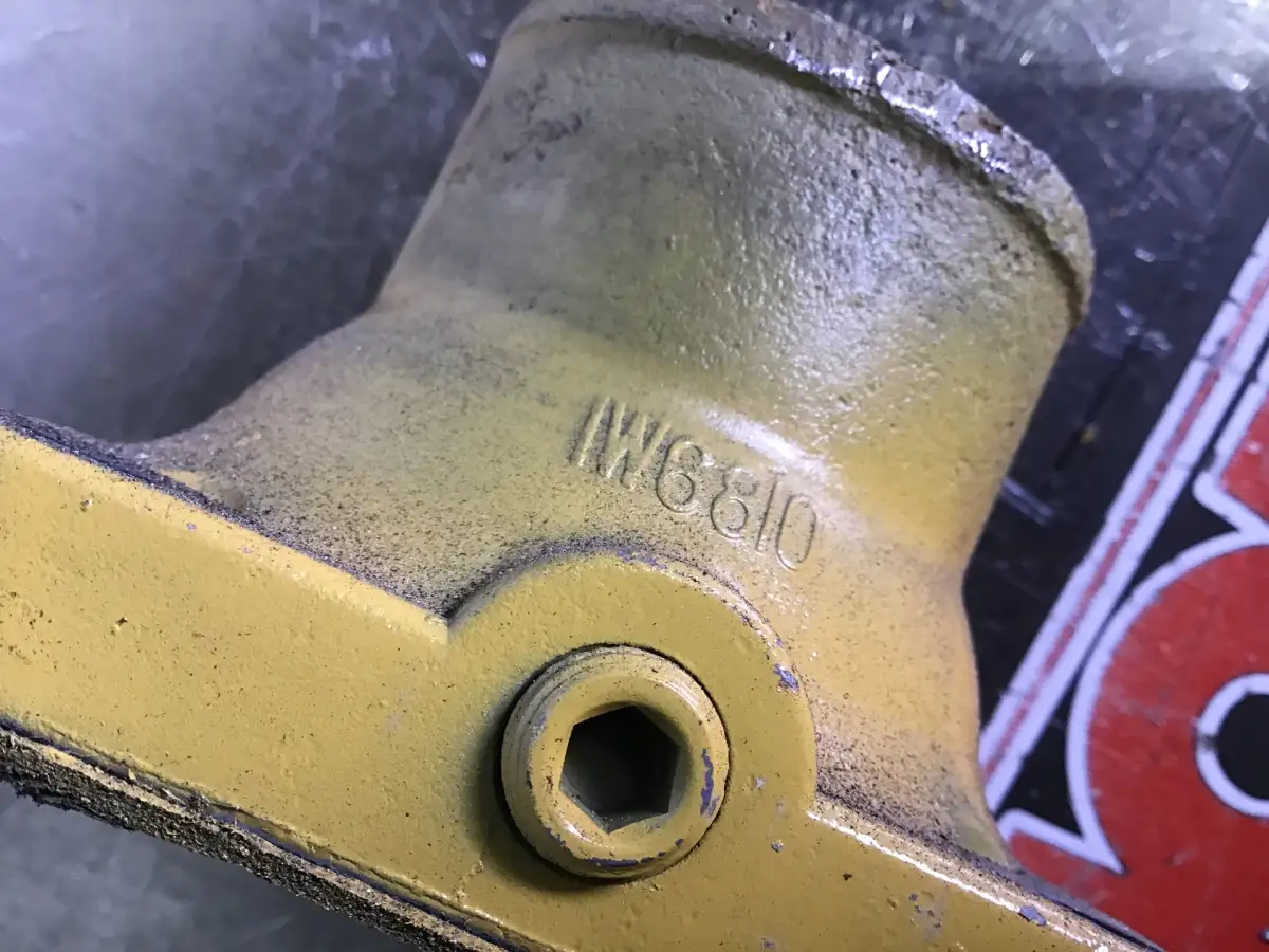 CUBIERTA DE TERMOSTATO CATERPILLAR 1W6810 USADA - Imagen 2