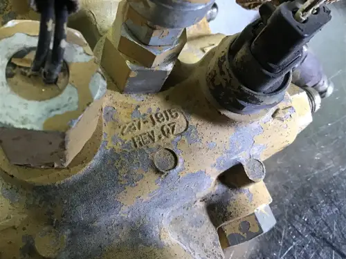 CATERPILLAR FUEL FILTER HOUSING 2371915 USED - Thumb image 2