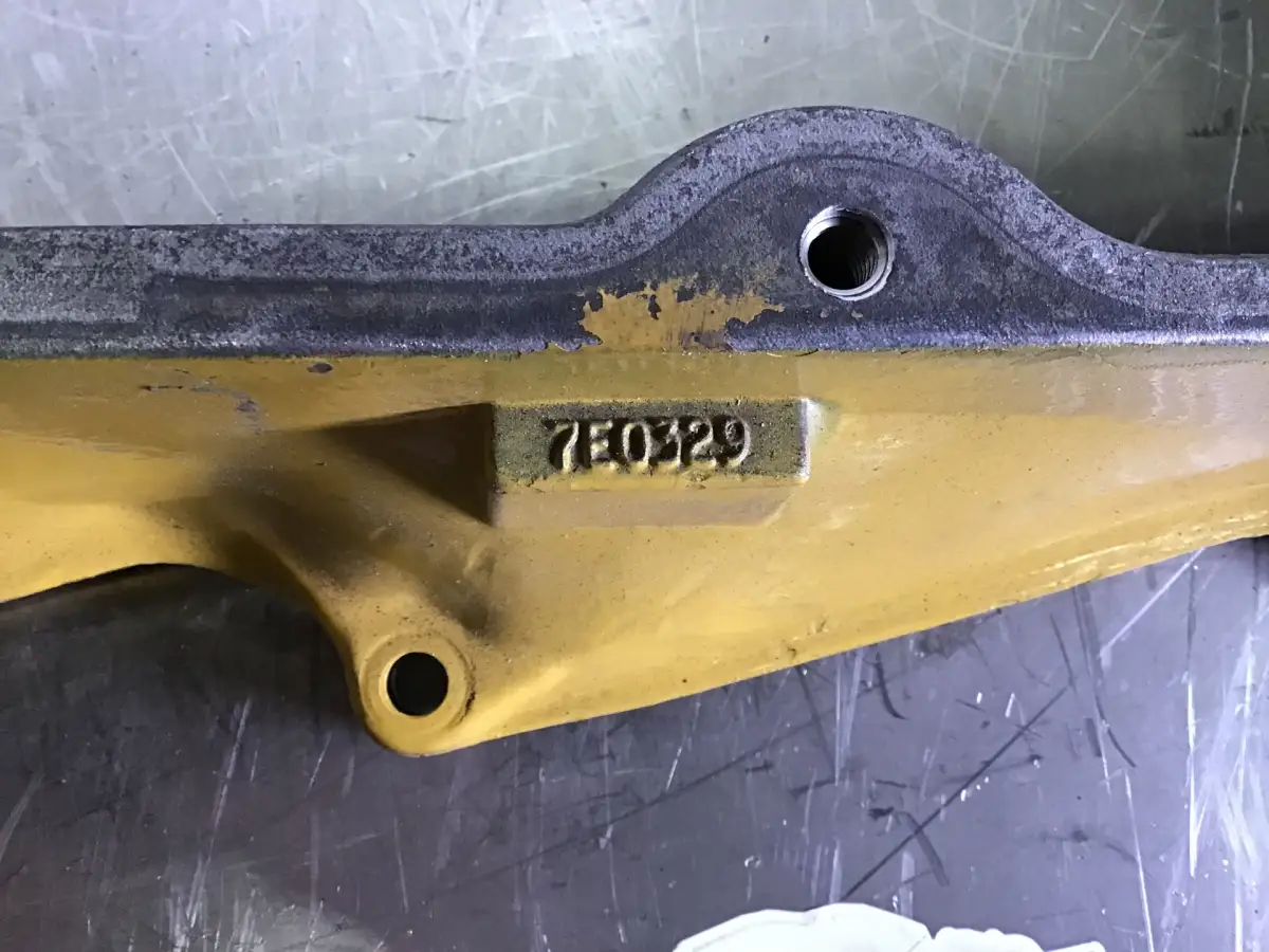 CATERPILLAR INTERMEDIATE VALVE COVER 7E0329 USED - Picture 2