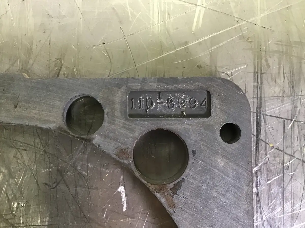 CATERPILLAR PLACA INTERMEDIA CABEZAL DE CILINDRO 1106994 USADA - Imagen 2