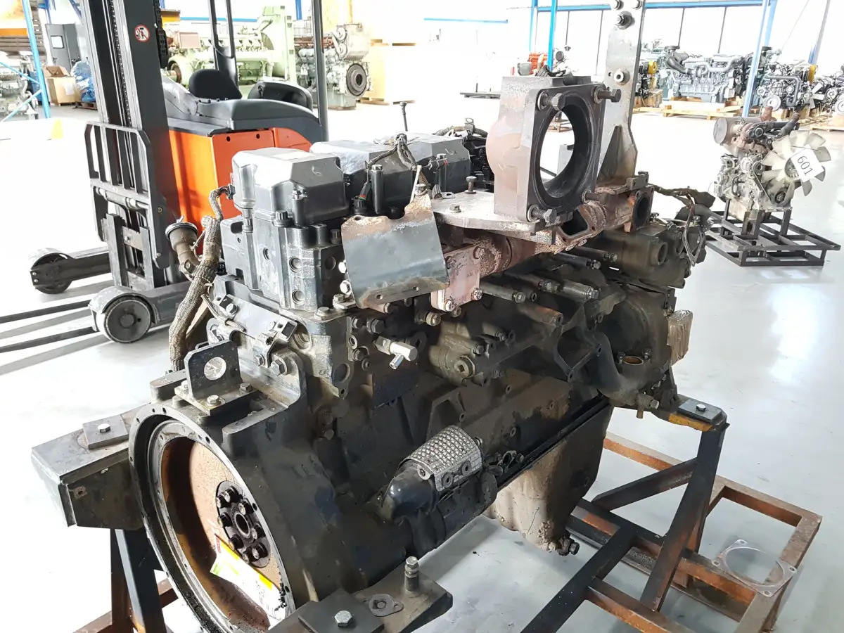 KOMATSU SAA6D140E-6 KERNMOTOR FÜR TEILE – Bild 3
