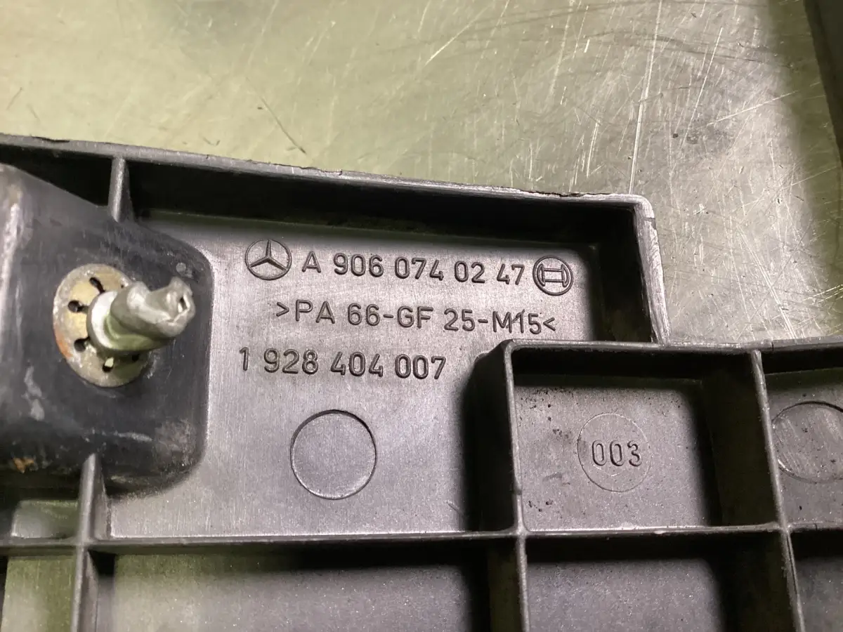 MERCEDES ENGINE COVER A9060740247 USED - Picture 2