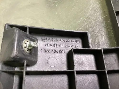 MERCEDES ENGINE COVER A9060740247 USED - Thumb image 2